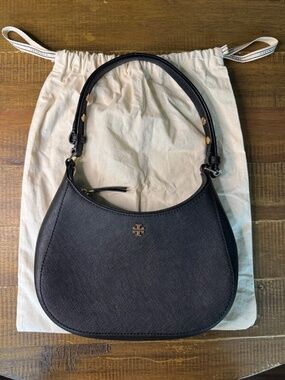 New without tags. Dust bag included. TORYBURCH EMERSON SHOULDER (BLACK)